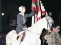 Cantinera en el caballo, sujetando la ikurriña