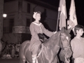 Joven montada a caballo durante la tamborrada