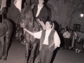 Joven montado a caballo durante la tamborrada