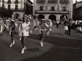 Mayorettes desfilando en la plaza de los Fueros