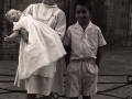 Niña vestida de iñude junto a un niño