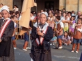 Niña con una bandera de la tamborrada infantil, en la plaza de los Fueros