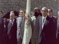 Eli Galdos, alcalde de Oñati, junto a la bandera de la Diputación