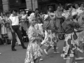 Niños disfrazados desfilando el día de la fiesta
