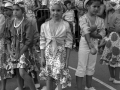 Niños disfrazados desfilando el día de la fiesta