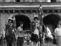 Niños montados en los caballos el día de la fiesta