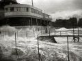 TEMPORAL DE MAR. OLAS AZOTANDO EL CLUB NAUTICO. (Foto 1/3)