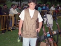 Niño con una escopeta de tiro al plato