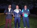 Tiradores de tiro al plato mostrando sus trofeos