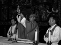 El obispo Setien y el párroco Madinabeitia durante la homilía