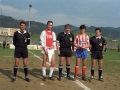 Capitanes de los equipos de fútbol Ajax de Amsterdam y Sporting de Gijón junto al trío arbitral