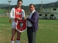 Entrega de un banderín de la sociedad deportiva Aloña Mendi al capitán del equipo de fútbol Ajax de Amsterdam
