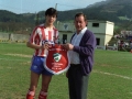 Entrega de un banderín de la sociedad deportiva Aloña Mendi al capitán del equipo de fútbol Sporting de Gijón