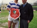 Entrega de un banderín de la sociedad deportiva Aloña Mendi al capitán de la selección de fútbol de la provincia