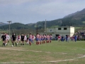 Equipos de fútbol Ajax de Amsterdam y Sporting de Gijón tras el trío arbitral
