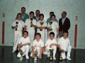 Grupo de pelotaris participantes en el campeonato de pelota de la Cuenca del Deba con sus trofeos