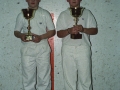 Pareja de pelotaris participantes en el campeonato de pelota de la Cuenca del Deba con sus trofeos