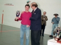 Entrega de un trofeo de las finales de pelota del torneo del Diario Vasco