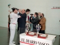 Entrega de premios de las finales de pelota del torneo del Diario Vasco. Entre los presentes, Eli Galdos y Angel Iturbe