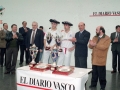 Entrega de trofeos de las finales de pelota del torneo del Diario Vasco. Entre los presentes, Eli Galdos y Angel Iturbe