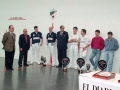 Pelotaris de las finales de pelota del torneo del Diario Vasco con sus premios y trofeos, y otros asistentes