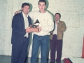 Acto de entrega de un premio. Detrás junto a la pared, Angel Iturbe