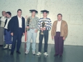 Entrega de trofeos de las finales de pelota. A la derecha de los pelotaris, Angel Iturbe