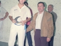 Entrega de un trofeo de las finales de pelota. A la derecha del pelotari, Angel Iturbe