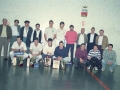 Pelotaris de las finales de pelota con sus trofeos y otros asistentes. Entre ellos, Angel Iturbe
