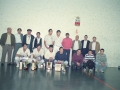Pelotaris de las finales de pelota con sus trofeos y otros asistentes. Entre ellos, Angel Iturbe