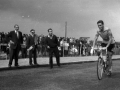 Ciclista animado por un grupo de aficionados