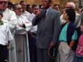 Eli Galdos habla a los asistentes durante los actos de traslado de la imagen de San Miguel de Aozaraza