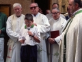 Un niño se dirige a los asistentes durante los actos de traslado de la imagen de San Miguel de Aozaraza