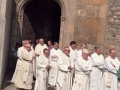 Grupo de clérigos durante los actos de traslado de la imagen de San Miguel de Aozaraza