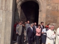Grupo de personas durante los actos de traslado de la imagen de San Miguel de Aozaraza, entre ellas Eli Galdos