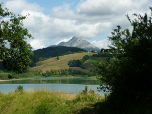 Monte Udalatx visto desde el pantano de Urkulu