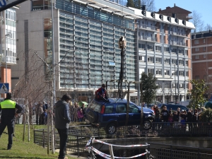 Coche sumergido en el río Aramaiona