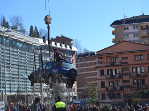 Coche sumergido en el río Aramaiona