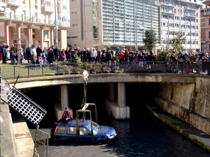 Coche sumergido en el río Aramaiona