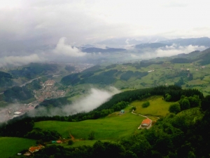 El valle de Léniz bajo la lluvia (Atxorrotz - Escoriaza)