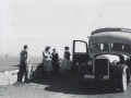 Lagun taldea autobus ondoan