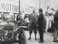 Alfonso XIII automobilismo lehiaketako partaideekin hitzegiten