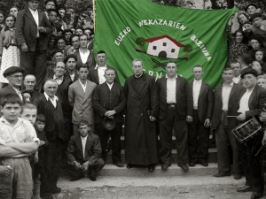 GRUPO DE BERTSOLARIS EN UNA ESCALINATA REUNIDOS CON MOTIVO DEL EUZKO NEKAZARIEN BAZKUNA DE HERNANI.