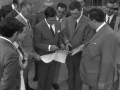 El alcalde Reyes Korkostegi mostrando los planos a Eulogio Salmerón y Juan María Araluce