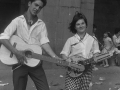 Jóvenes con una guitarra y una mandolina