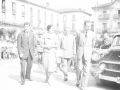 Carmen Polo acompañada por el alcalde Reyes Korkostegi y otras autoridades en la plaza de los Fueros
