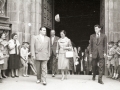 Carmen Polo acompañada por el alcalde Reyes Korkostegi y otras autoridades saliendo de la iglesia de San Miguel