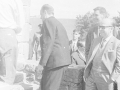 Manuel Fraga junto el alcalde Reyes Korkostegi entrando en una ermita