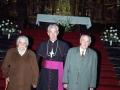 El obispo Antonio Arregi junto una pareja de señores en la iglesia parroquial de San Miguel