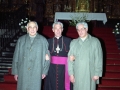 El obispo Antonio Arregi junto una pareja de señores en la iglesia parroquial de San Miguel